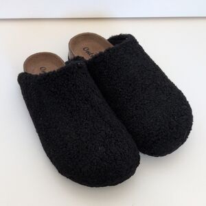 NWOT Outwoods Black Sherpa Clogs - 8.5